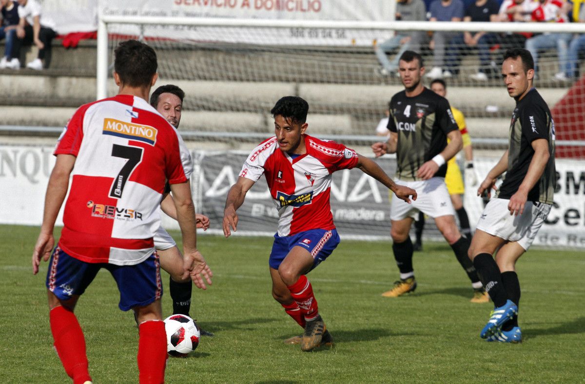Partido entre el Arosa y el Choco en A Lomba