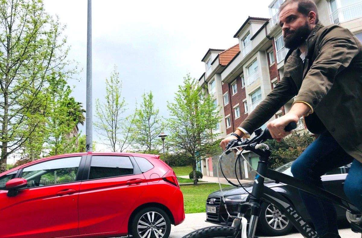 El concejal socialista Iván Puentes en bicicleta