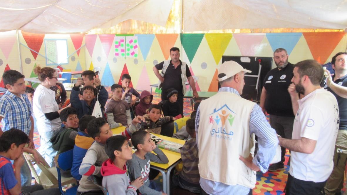 Niños del campamento de Azraq con los voluntarios del Xadrez Pontevedra