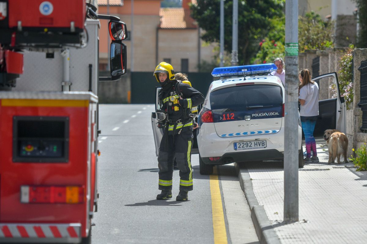 Intervención dos Bombeiros e a Policía Local por un incendio nunha cociña en Manuel Cuña Novás