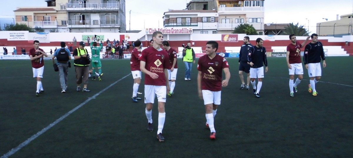 Los jugadores del Pontevedra se retiran del Francisco Suárez tras eliminar al Atlético Granadilla