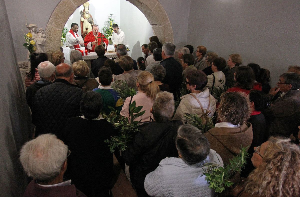 Misa en el interior de la ermita en San Cibrán 2019
