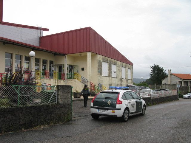 Guardia Civil frente a la escuela infantil A Pastora en Cambados