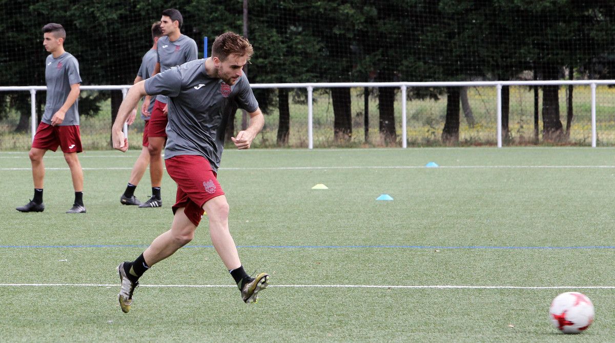 Álex González, durante un adestramento do Pontevedra na Xunqueira