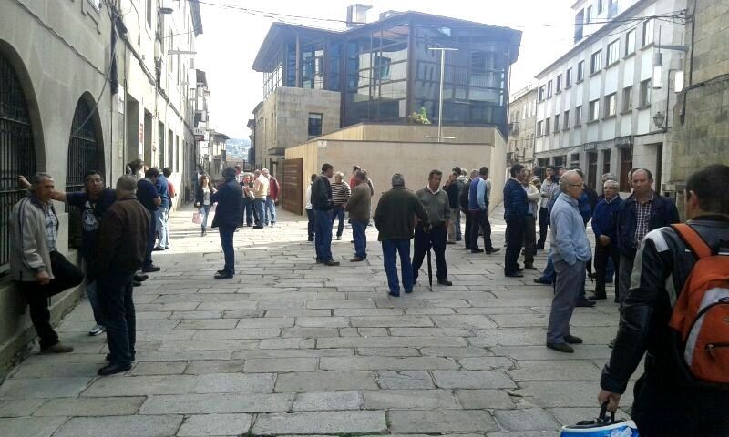 Trabajadores de Construcciones Crespo antes de la asamblea
