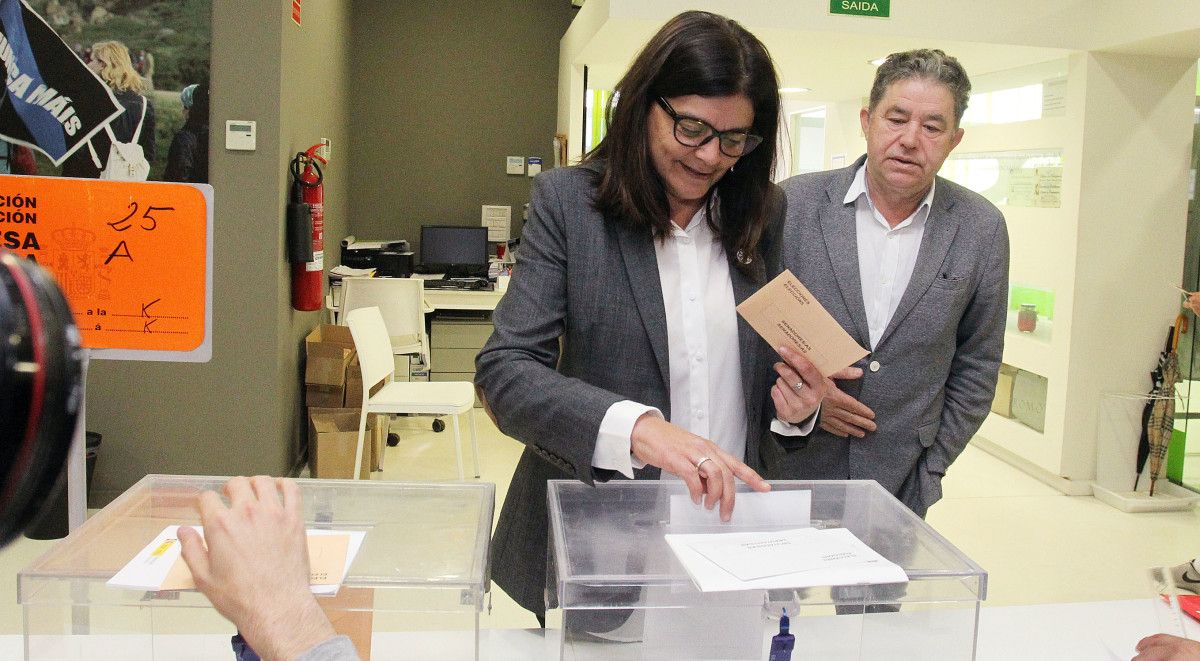 Carme da Silva, votando no centro social do Gorgullón nas eleccións xerais do 28A