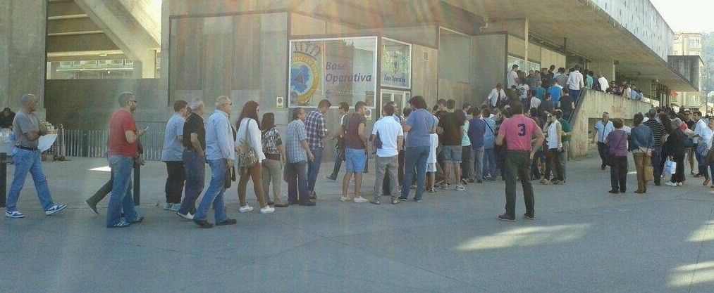 Colas nas billeteiras de Pasarón antes do partido de liga contra o Somozas