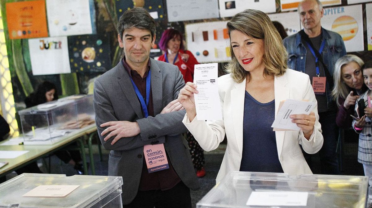 Yolanda Díaz, votando en un colegio de Ferrol en las elecciones del 28A