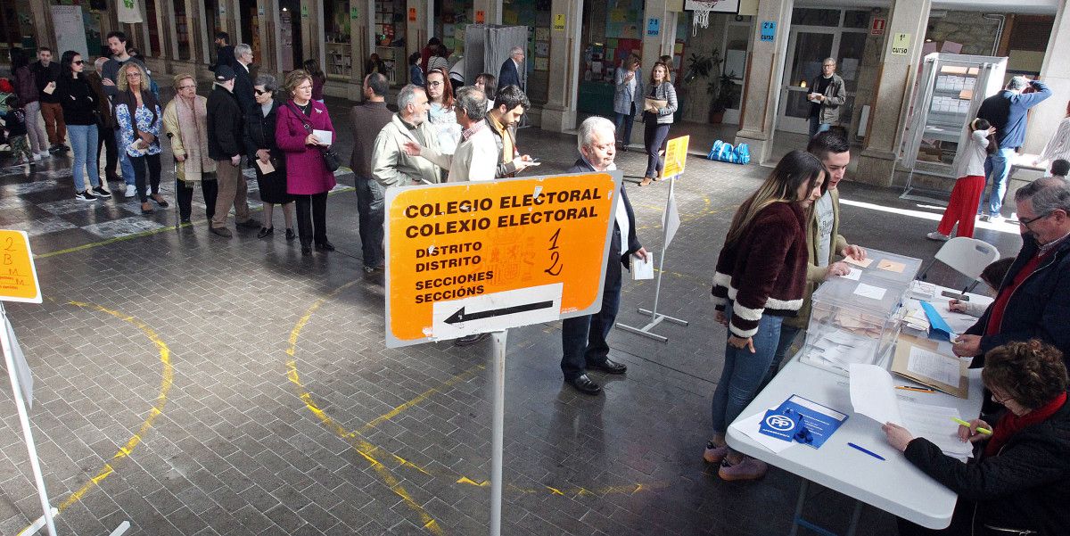 Pontevedreses votando nas eleccións xerais do 28A