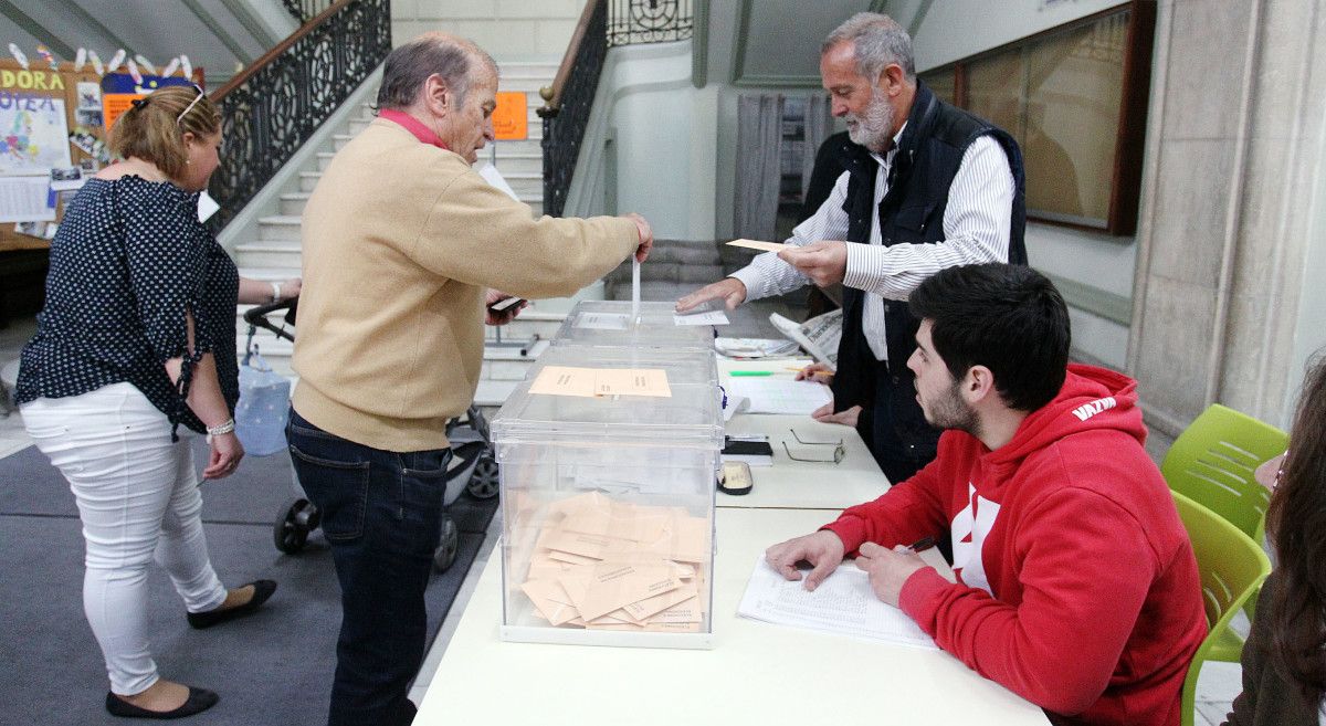 Pontevedreses votando nas eleccións xerais do 28A