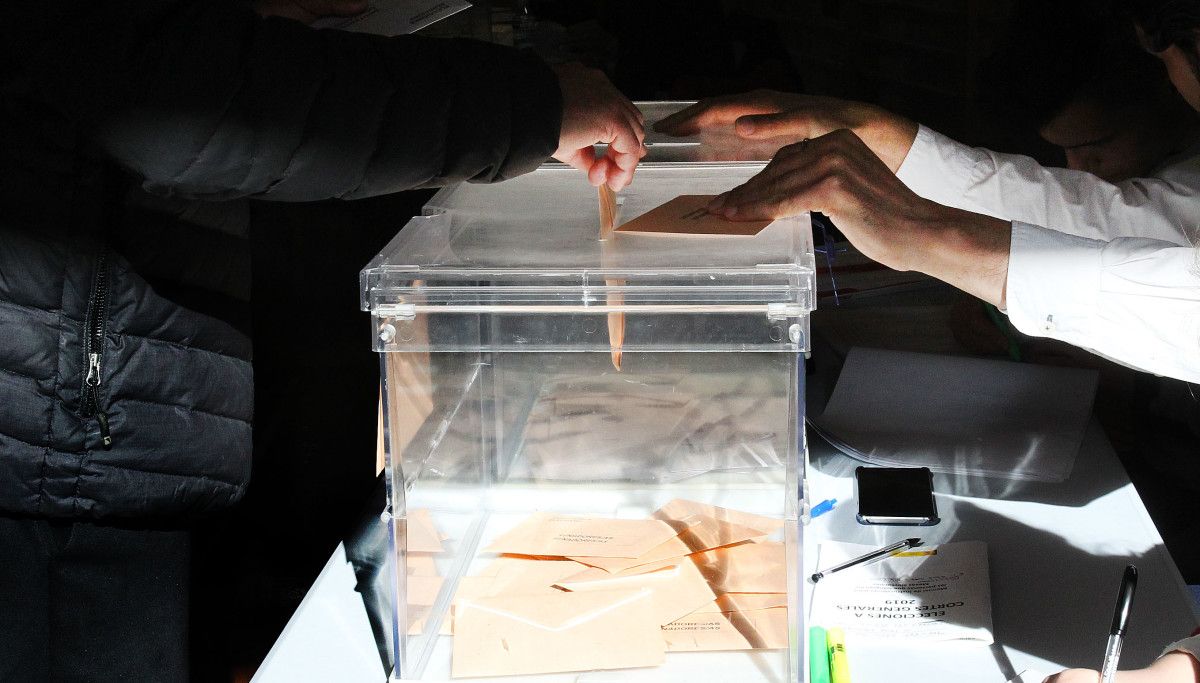 Pontevedreses votando en las elecciones generales del 28A