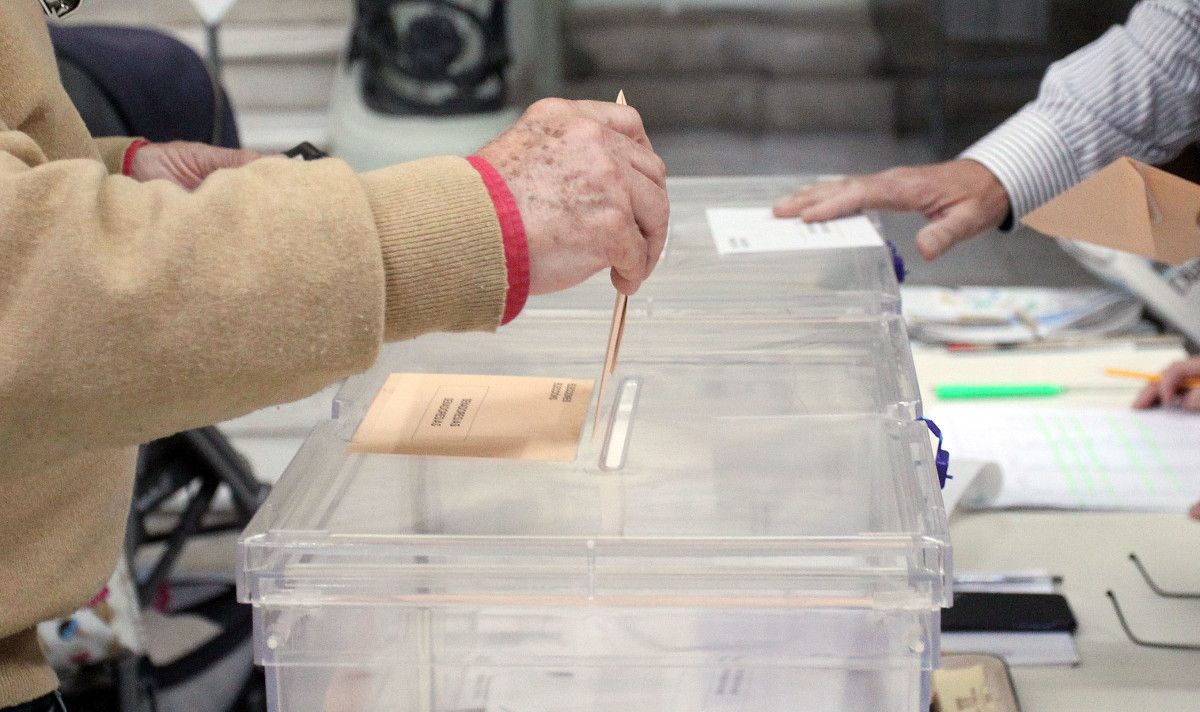 Pontevedreses votando en las elecciones generales