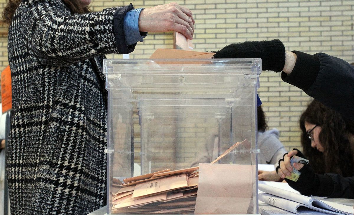 Pontevedreses votando nas eleccións xerais do 28A