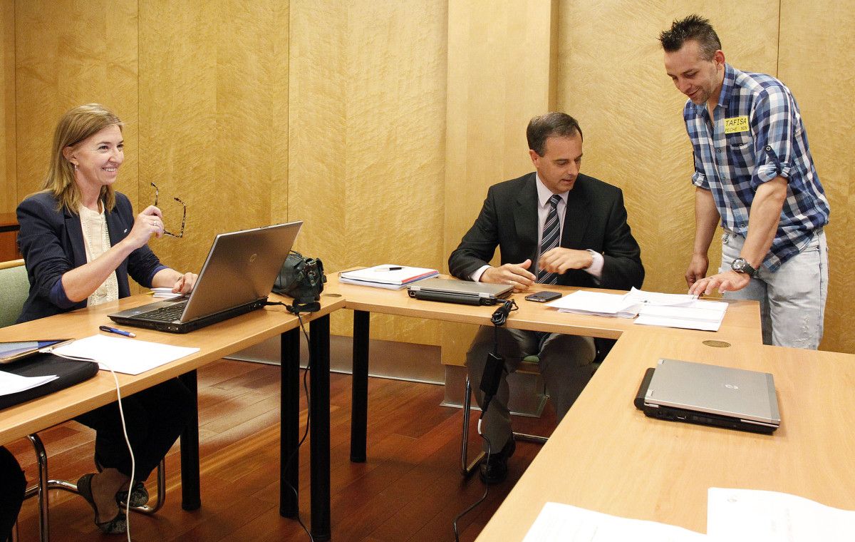 El director de Recursos Humanos de Tafisa, Ángel Robledano, recibe una esquela de Tafisa por parte de un trabajador