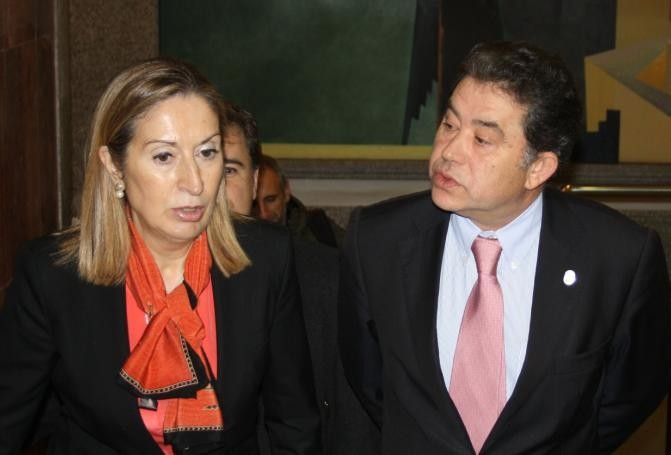 La ministra de Fomento, Ana Pastor con el alcalde de Pontevedra, Miguel Anxo Fernández Lores