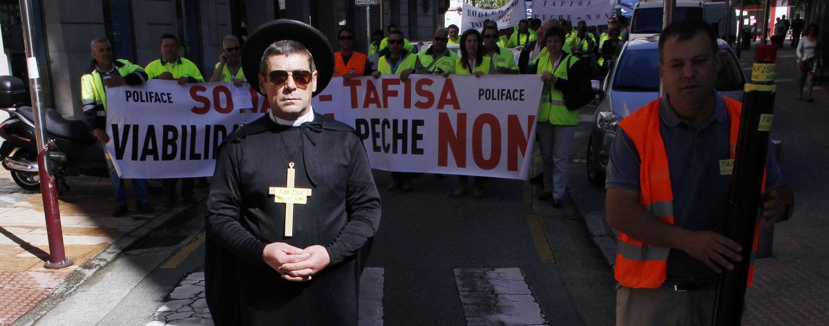 Manifestación simulando un entierro de los trabajadores de Tafisa