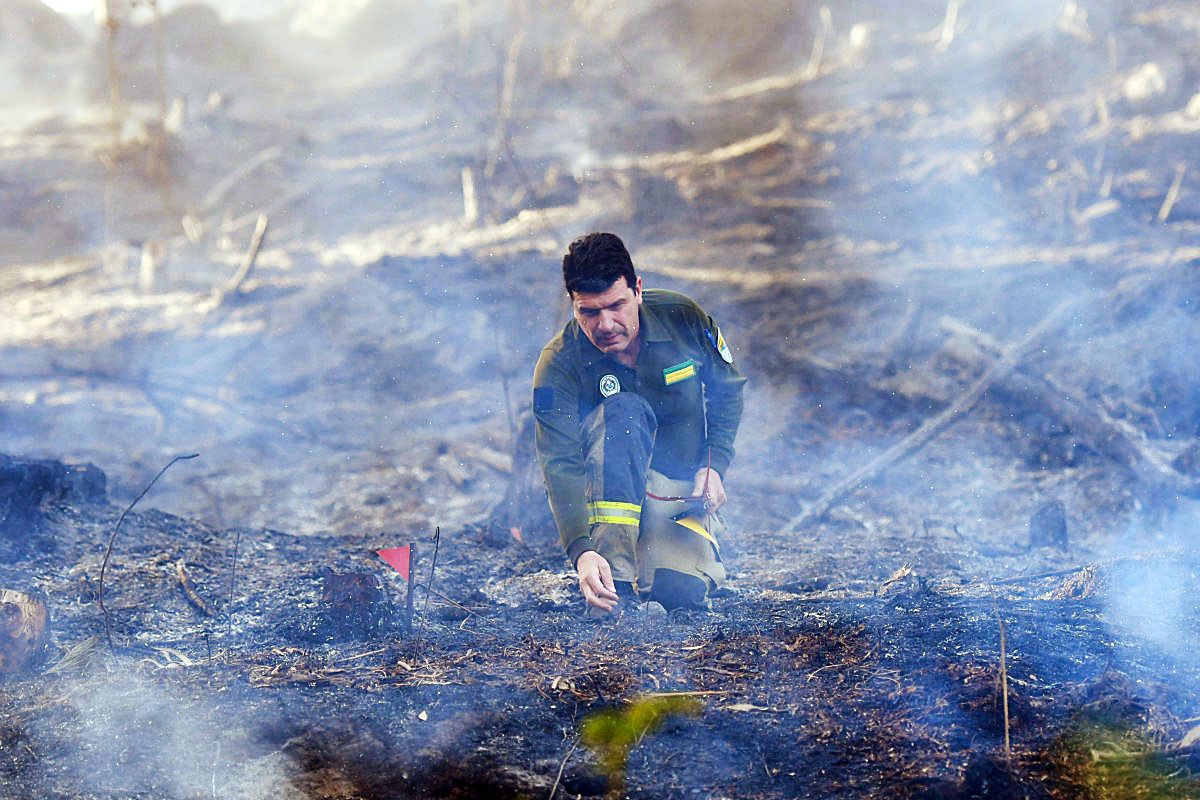 Incendio forestal moi próximo a unha vivenda en Vilaboa