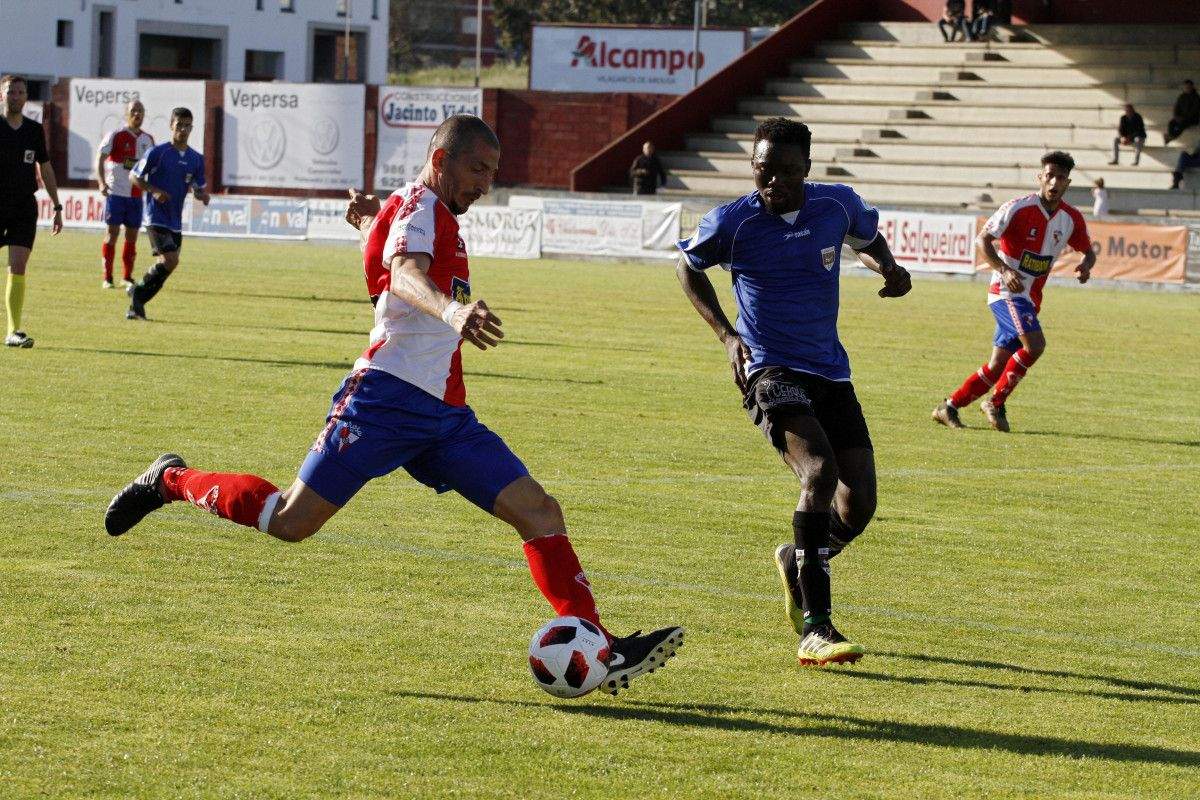 Manu Rodríguez, no partido entre Arosa e Laracha