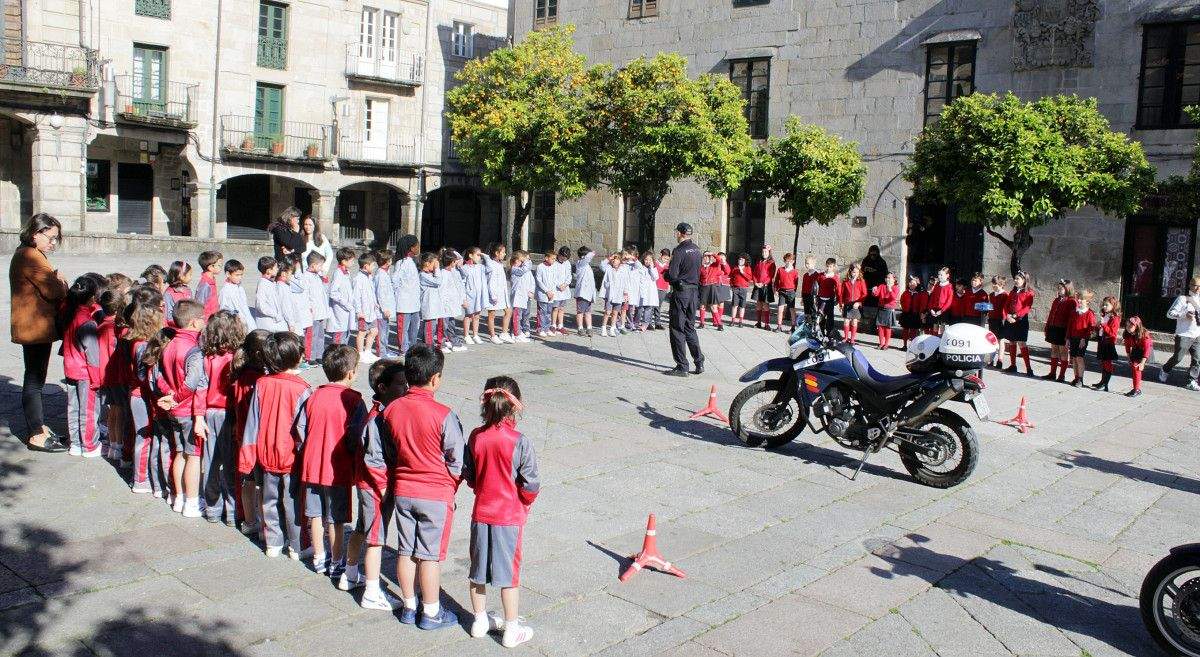 Exhibición de la Policía Nacional en el colegio San José 