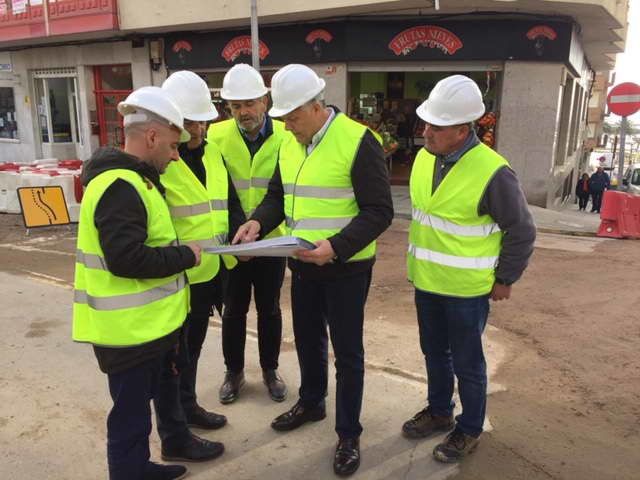 Miembros del gobierno local y técnicos en las obras de la rúa Progreso