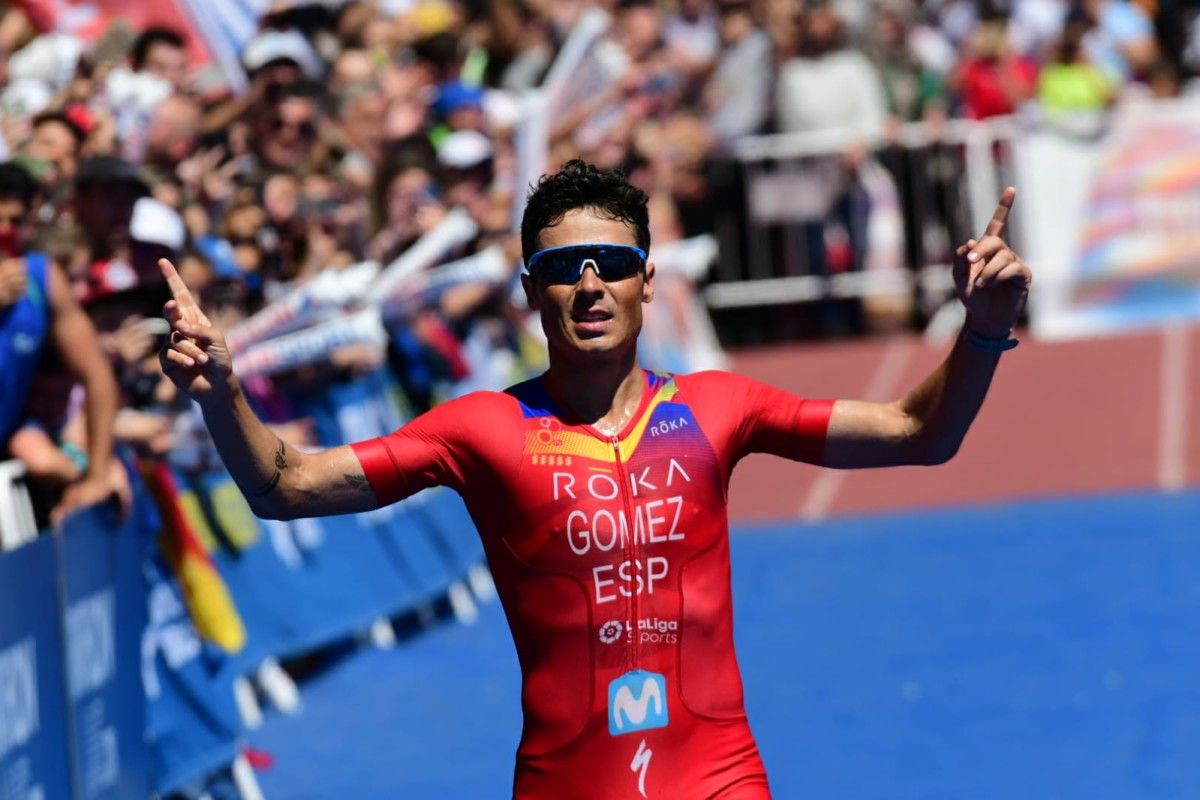 Gómez Noya entrando na meta do Mundial de tríatlon de longa distancia