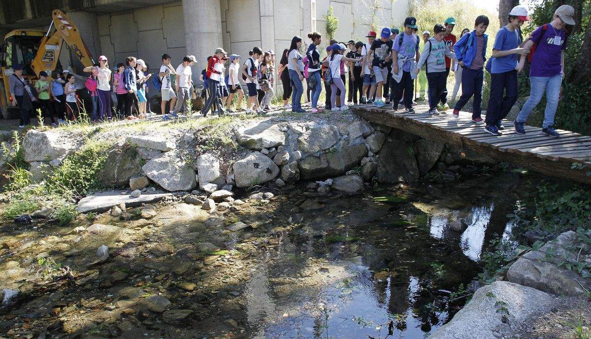 Percorrido de alumnos do colexio Froebel polo río Gafos con Vaipolorío