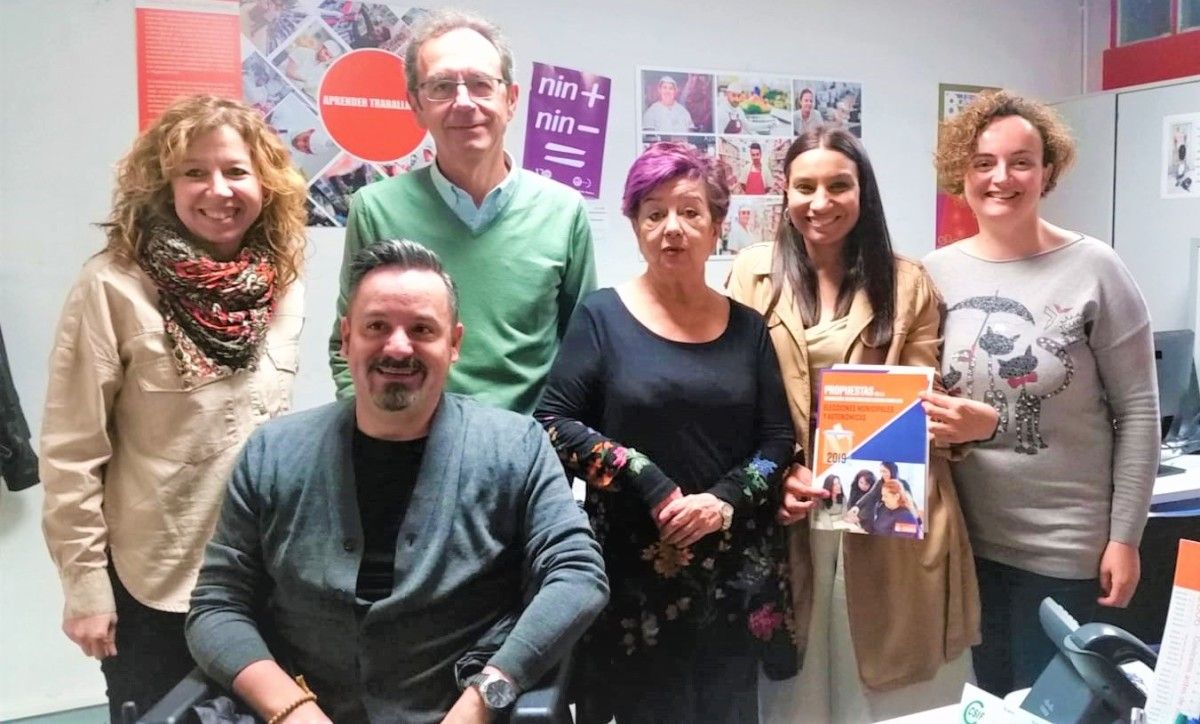 Membros da candidatura de Marea Pontevedra con representantes da Fundación Secretariado Xitano