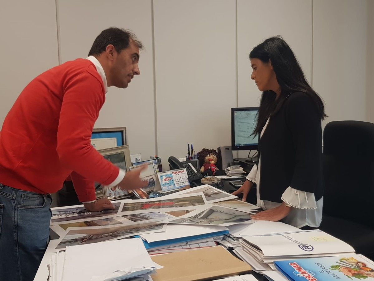 El candidato del PP a la alcaldía, Ángel Moldes y Lupe Murillo, gerente de Pescamar