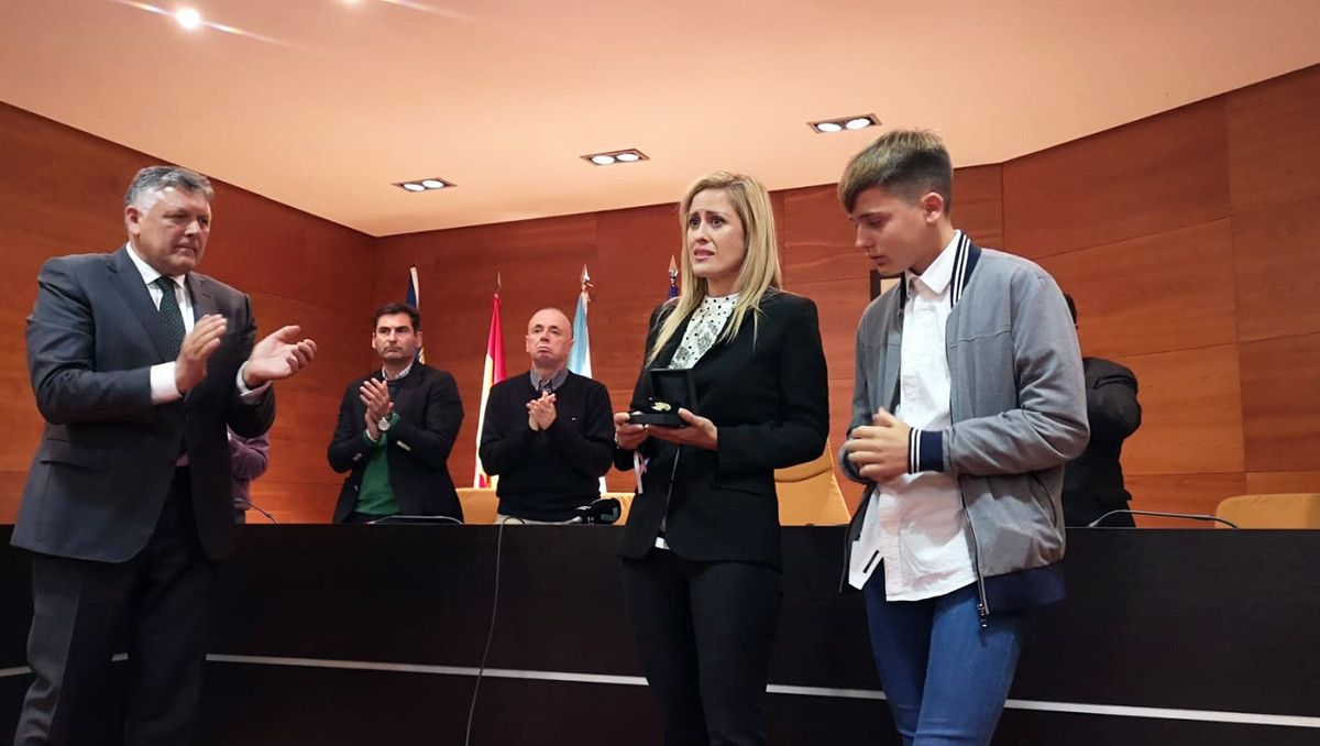 A viúva e o fillo de Arturo Fontán reciben a medalla póstuma de Sanxenxo