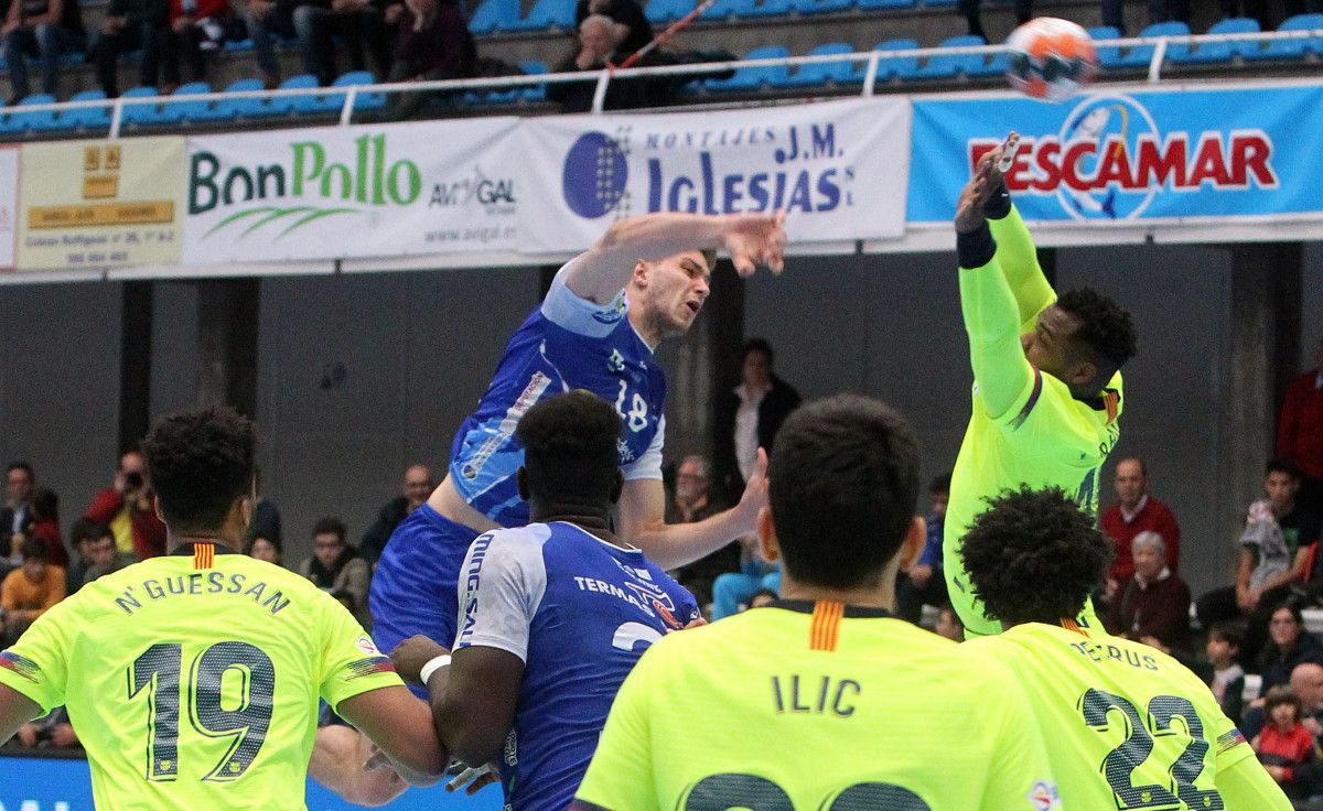 Partido de balonmano SD Teucro 21 - Barcelona 35