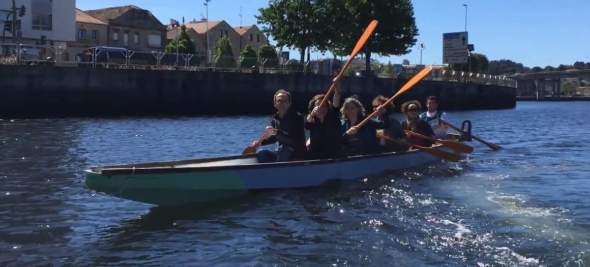 La candidatura de Marea Pontevedra en canoa por el río Lérez