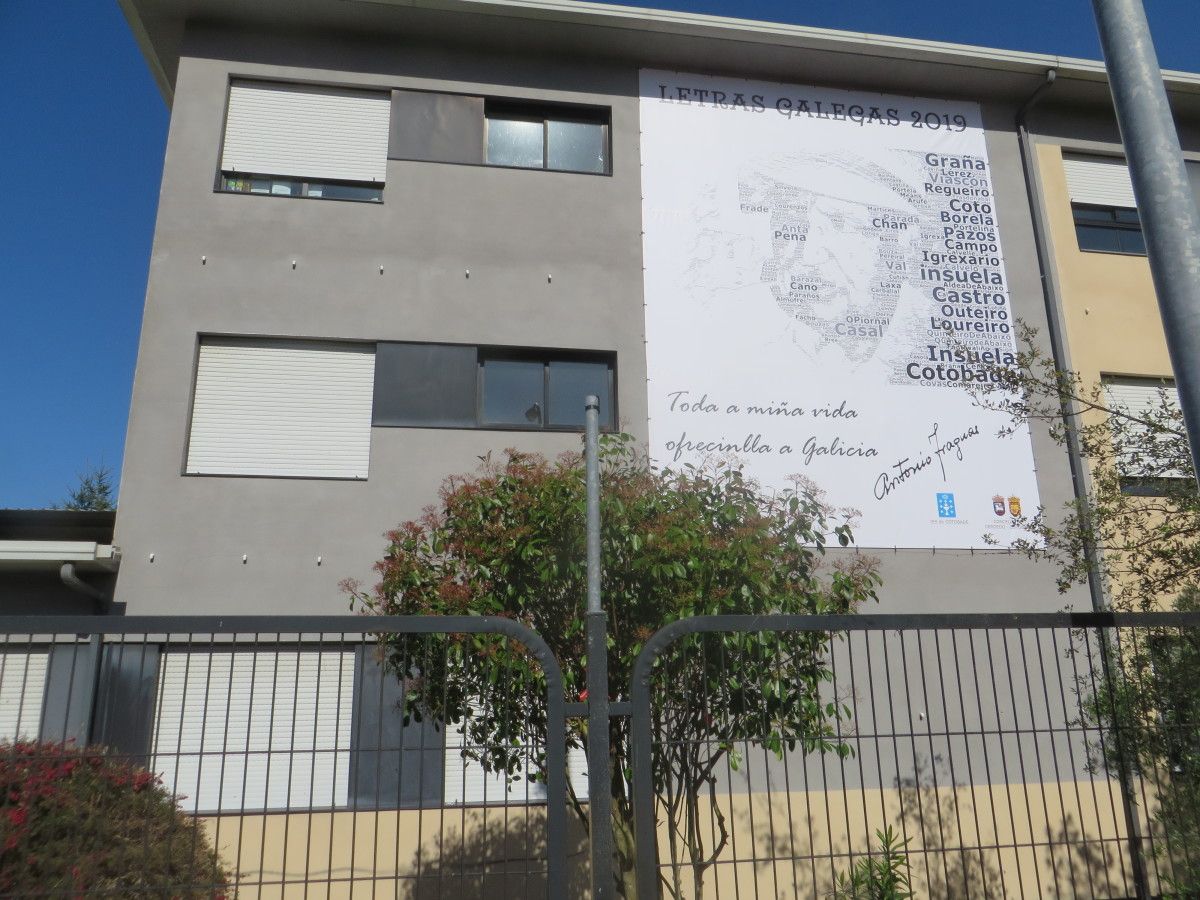 Mural xigante de Antonio Fraguas no IES de Cotobade