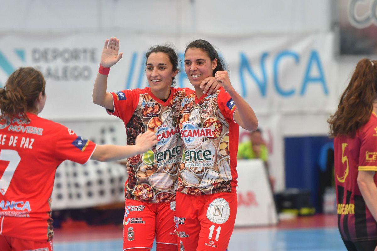 Jenny Lores e Ceci no partido entre el Poio Pescamar e o Atlético de Madrid Navalcarnero