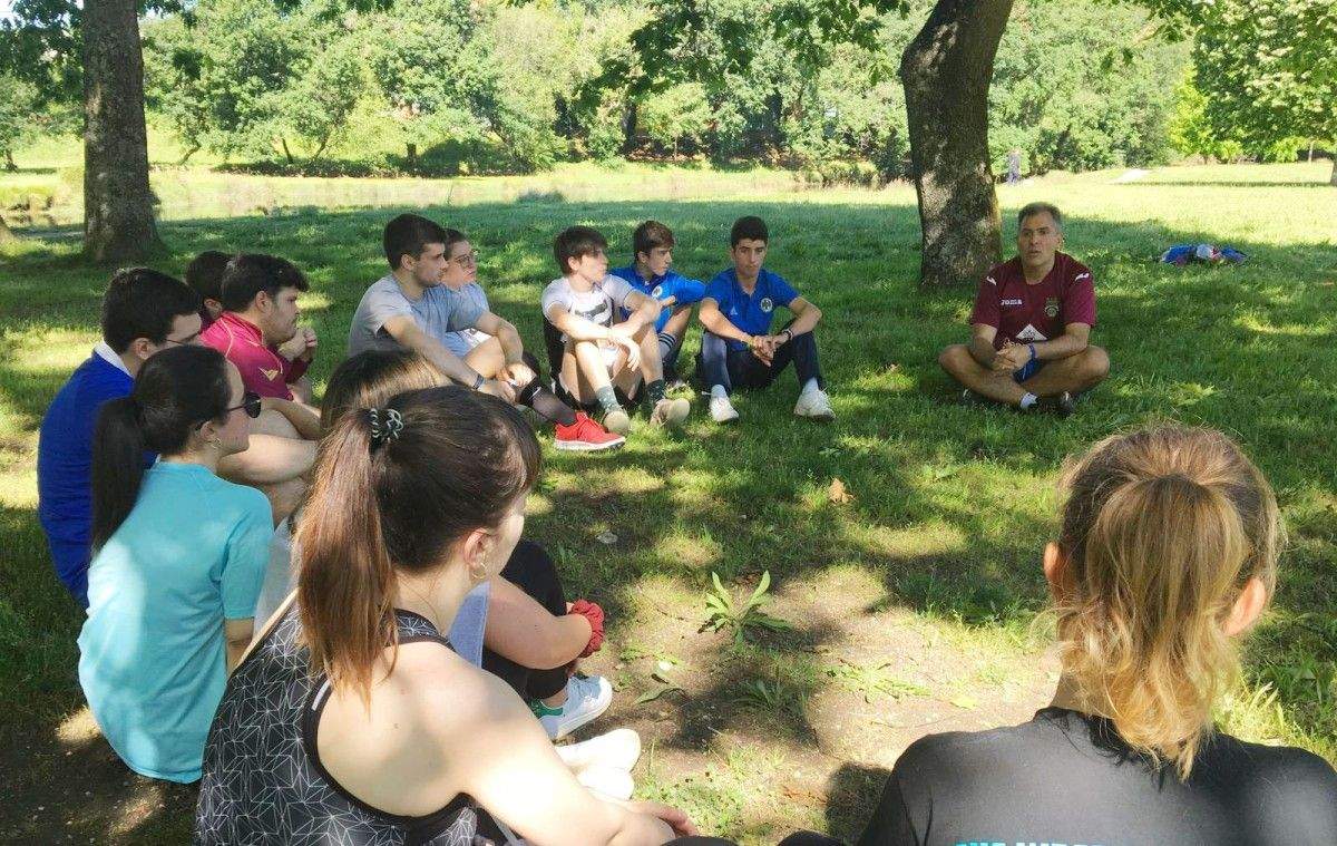 Rafa Domínguez hablando con un grupo de jóvenes