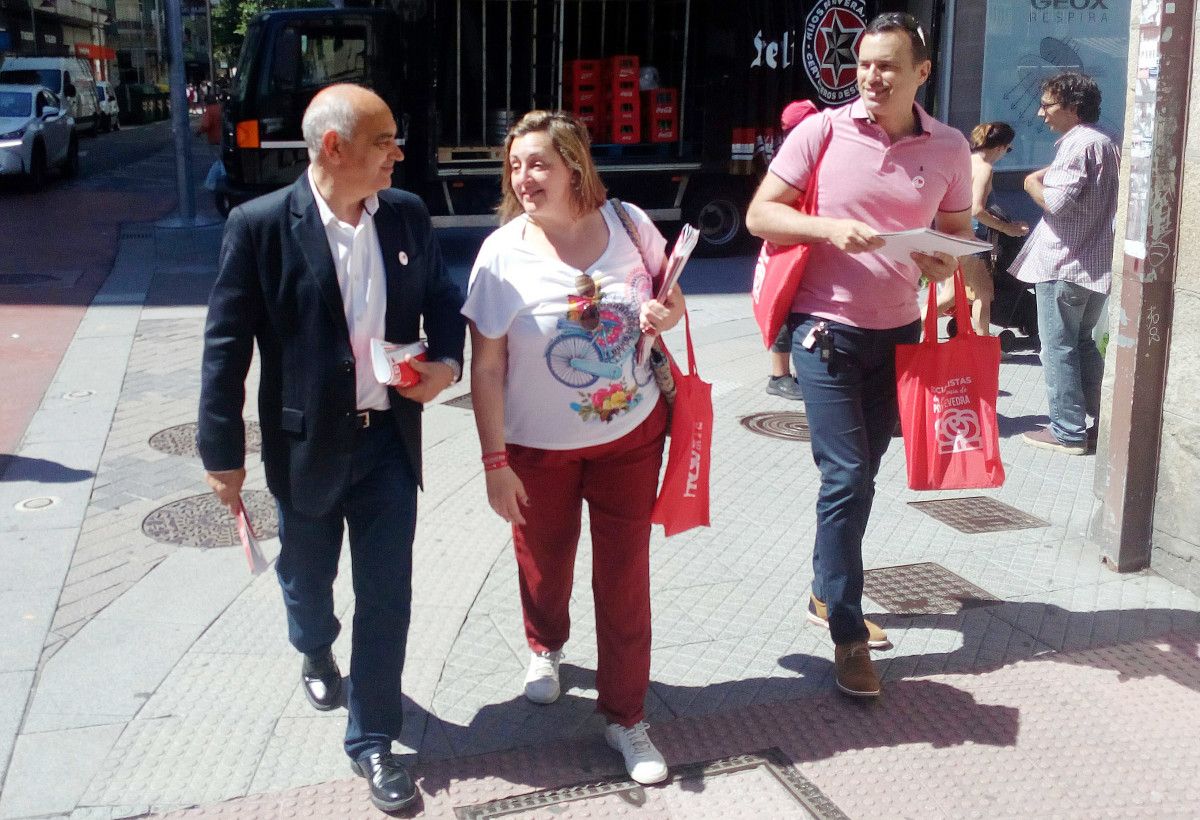 Reparto de propaganda electoral do PSOE na contorna do mercado de abastos