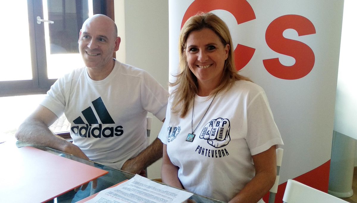 José Manuel Santiago e María Rey na sede de Cidadáns