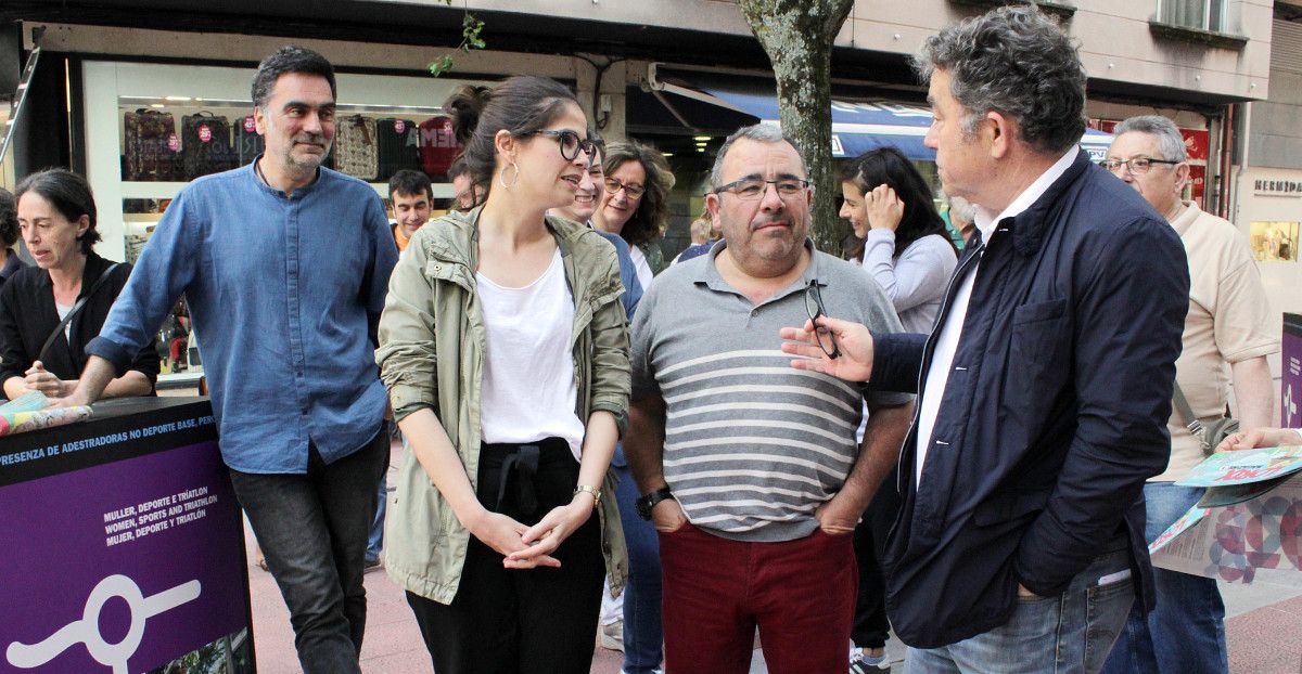 Lores, acompañado por candidatos do BNG, en Daniel de la Sota
