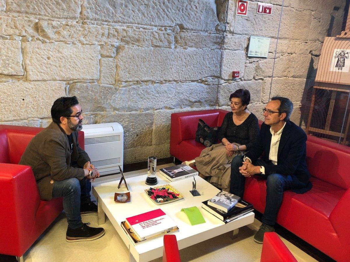 Xuntanza do vicerreitor Jorge Soto con Luís Rei e Teresa Casal, de Marea Pontevedra