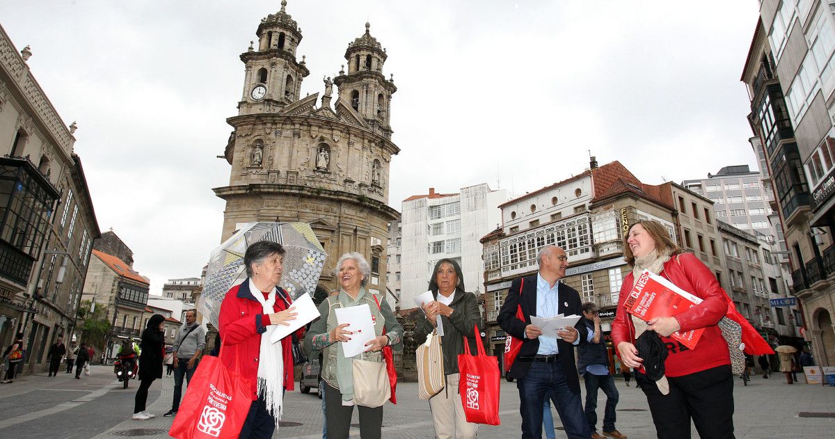 Reparto de propaganda electoral do PSOE na Peregrina