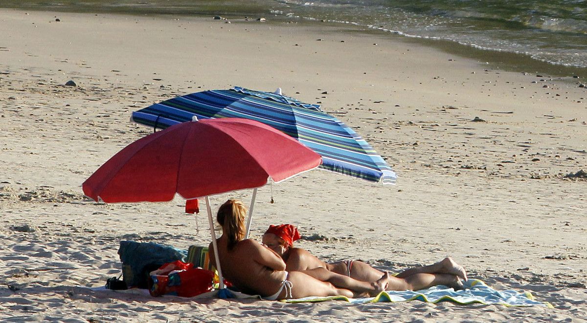 Dúas mulleres tomando o sol na praia