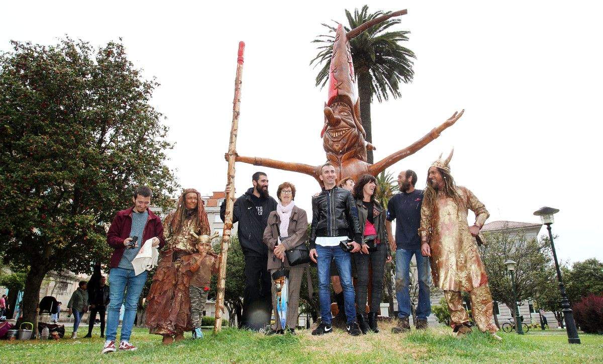 Visita con motivo do remate da escultura de madeira de Santiago Castro nos xardíns de Marescot