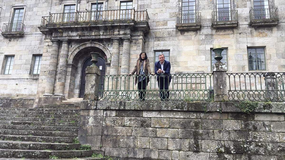 Ana Isabel Vázquez y Rafa Domínguez ante el antiguo edificio de Hacienda