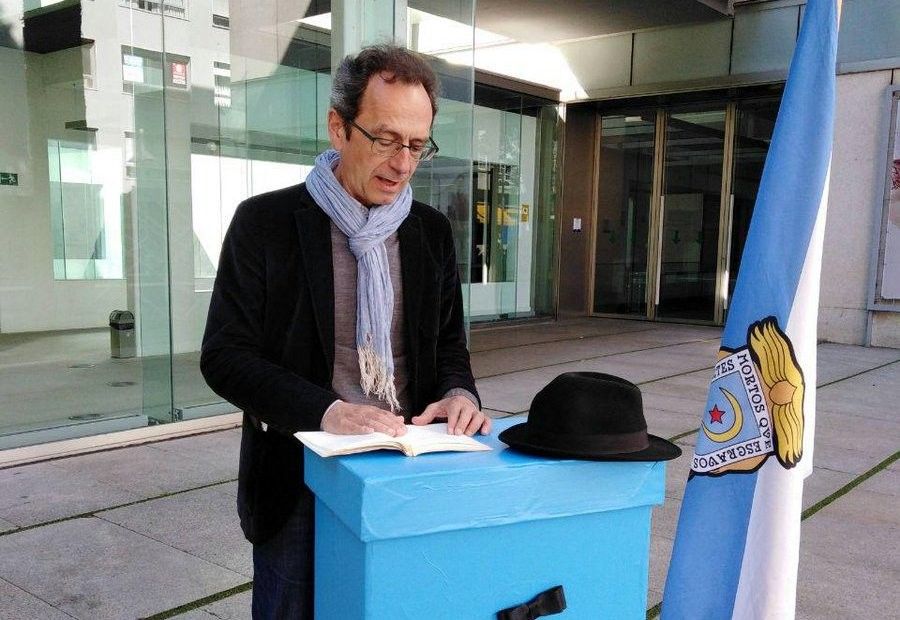 Luís Rei, candidato de Marea Pontevedra, lee 'Meu Pontevedra' de Castelao