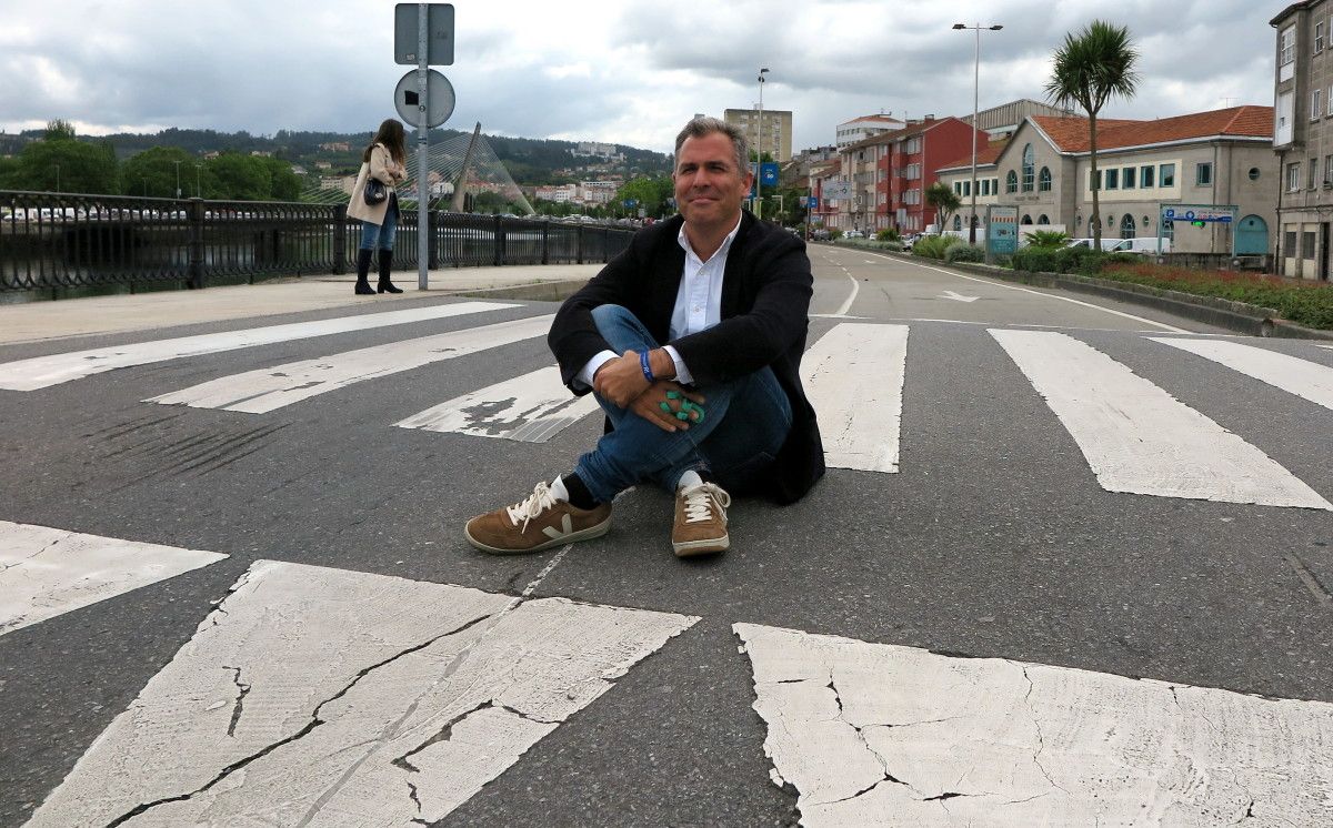 Rafa Domínguez, sentado sobre el "lombo" cercano al puente de O Burgo
