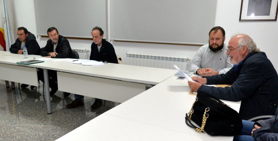 Intervención de José Antonio Landín Eirín ante o alcalde Xosé Manuel Abraldes nun pleno de Barro