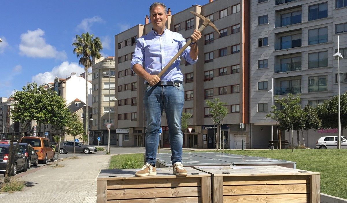 Rafa Domínguez con un pico encima de un compostero
