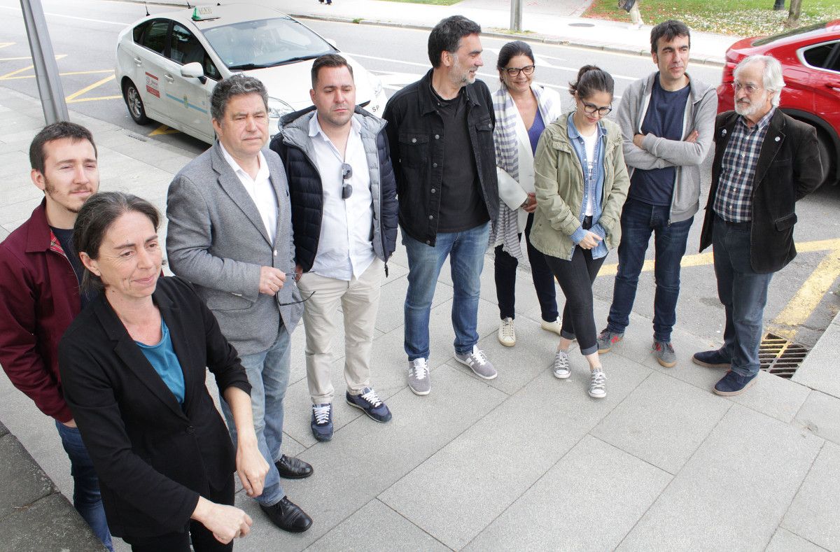 Lores y miembros de la candidatura del BNG en la parada de taxis da Alameda