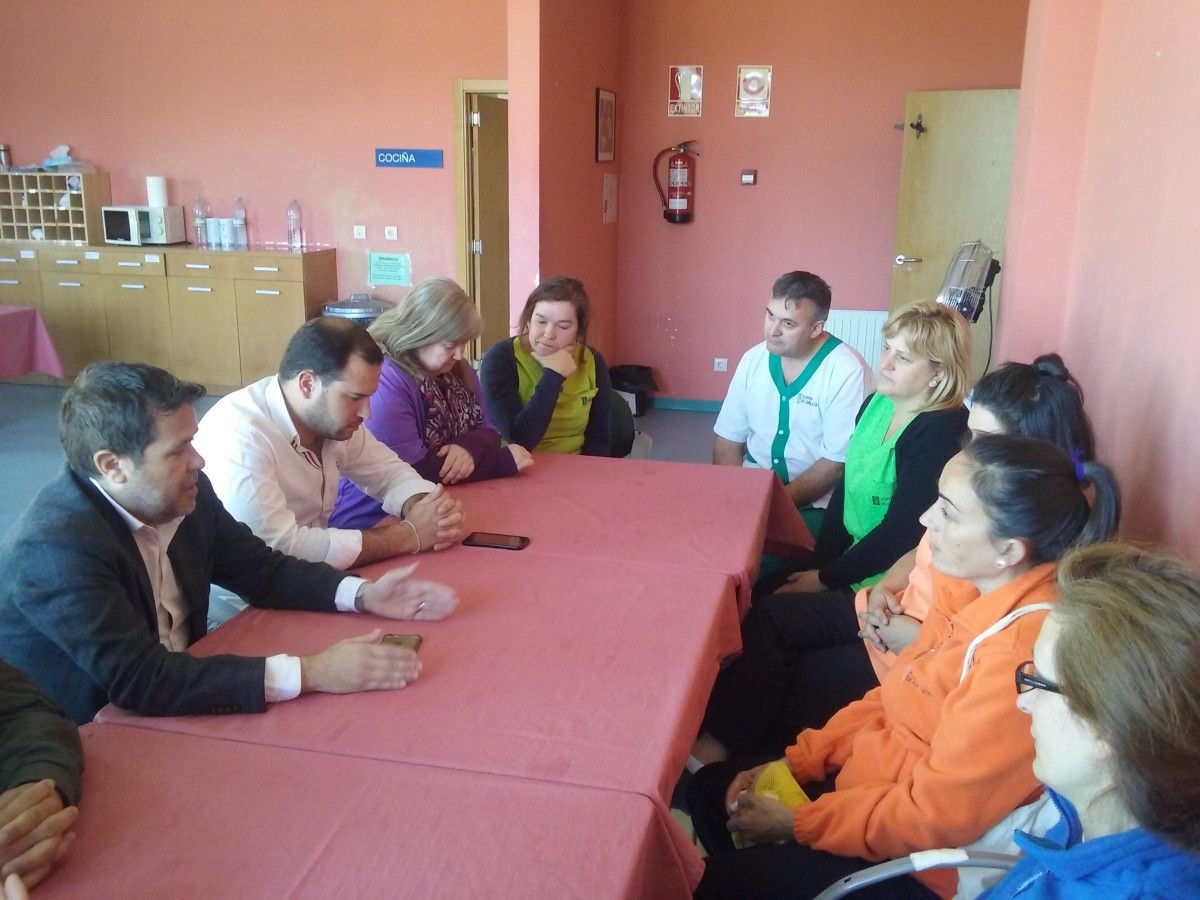 Reunión entre los responsables del Consorcio y los trabajadores del centro de día Cerdedo-Cotobade