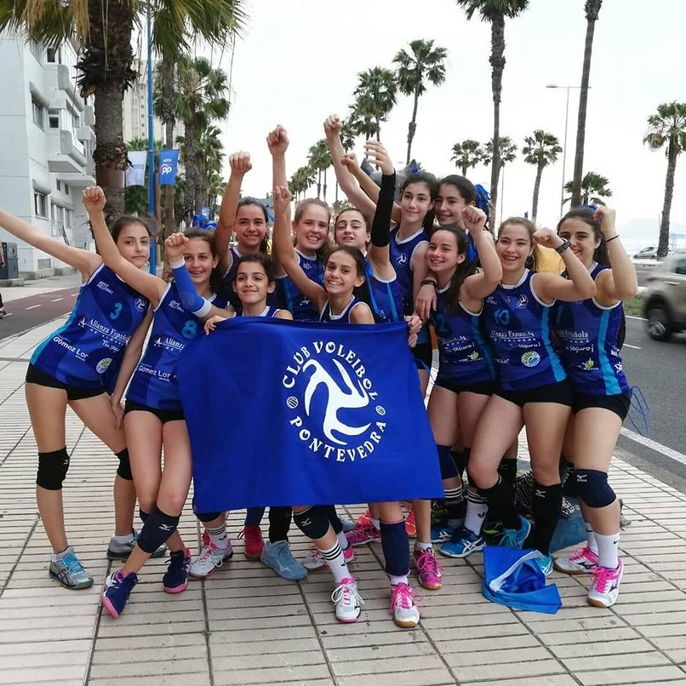 Equipo infantil feminino do Club Voleibol Pontevedra que participou no Campionato de España