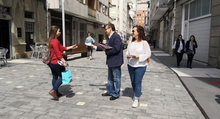 Goyo Revenga reparte publicidade electoral de Cidadáns na rúa Virxe do Camiño